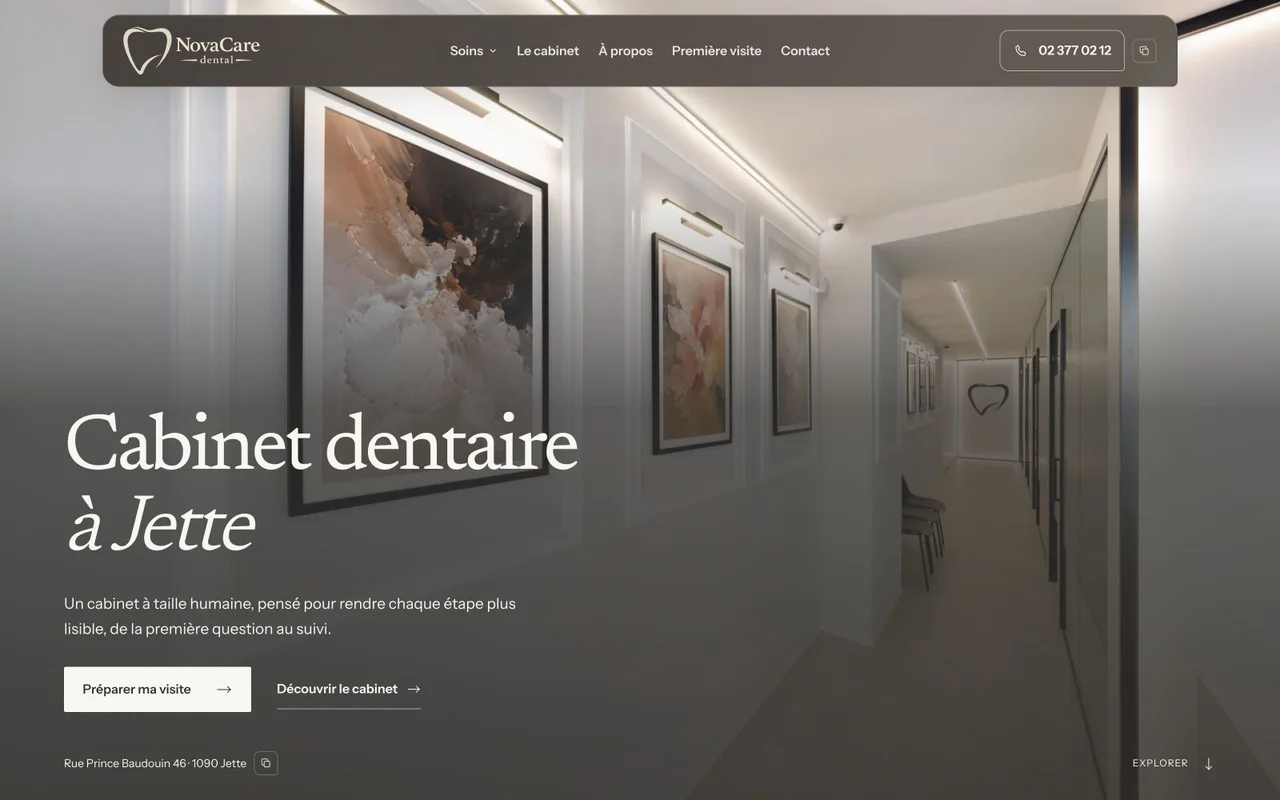 Página de inicio de NovaCare Dental con una fotografía del pasillo de la clínica en Jette
