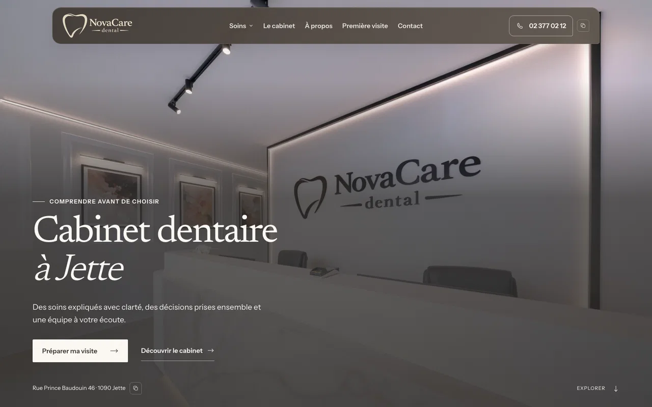 Accueil de NovaCare Dental avec photographie de la réception et du logo mural du cabinet à Jette