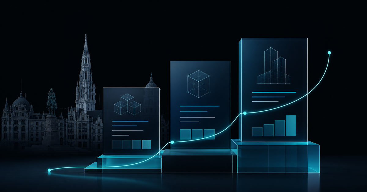 Composition éditoriale bleu nuit et cyan représentant trois niveaux de projet web et une courbe de croissance devant Bruxelles.